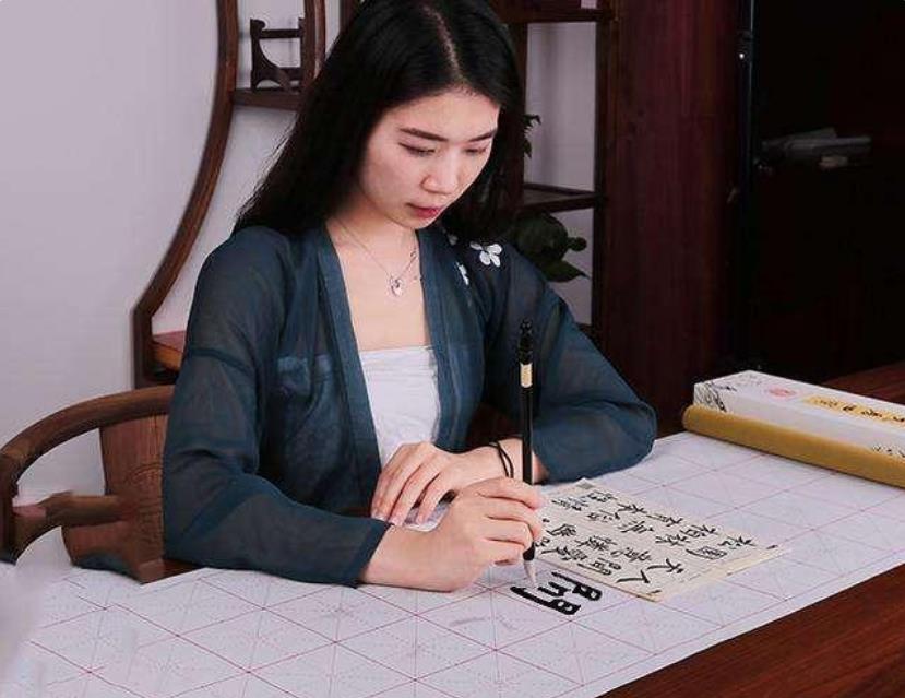 写字如何掌握笔尖与纸面的力度,如何执笔写字才能又快又稳