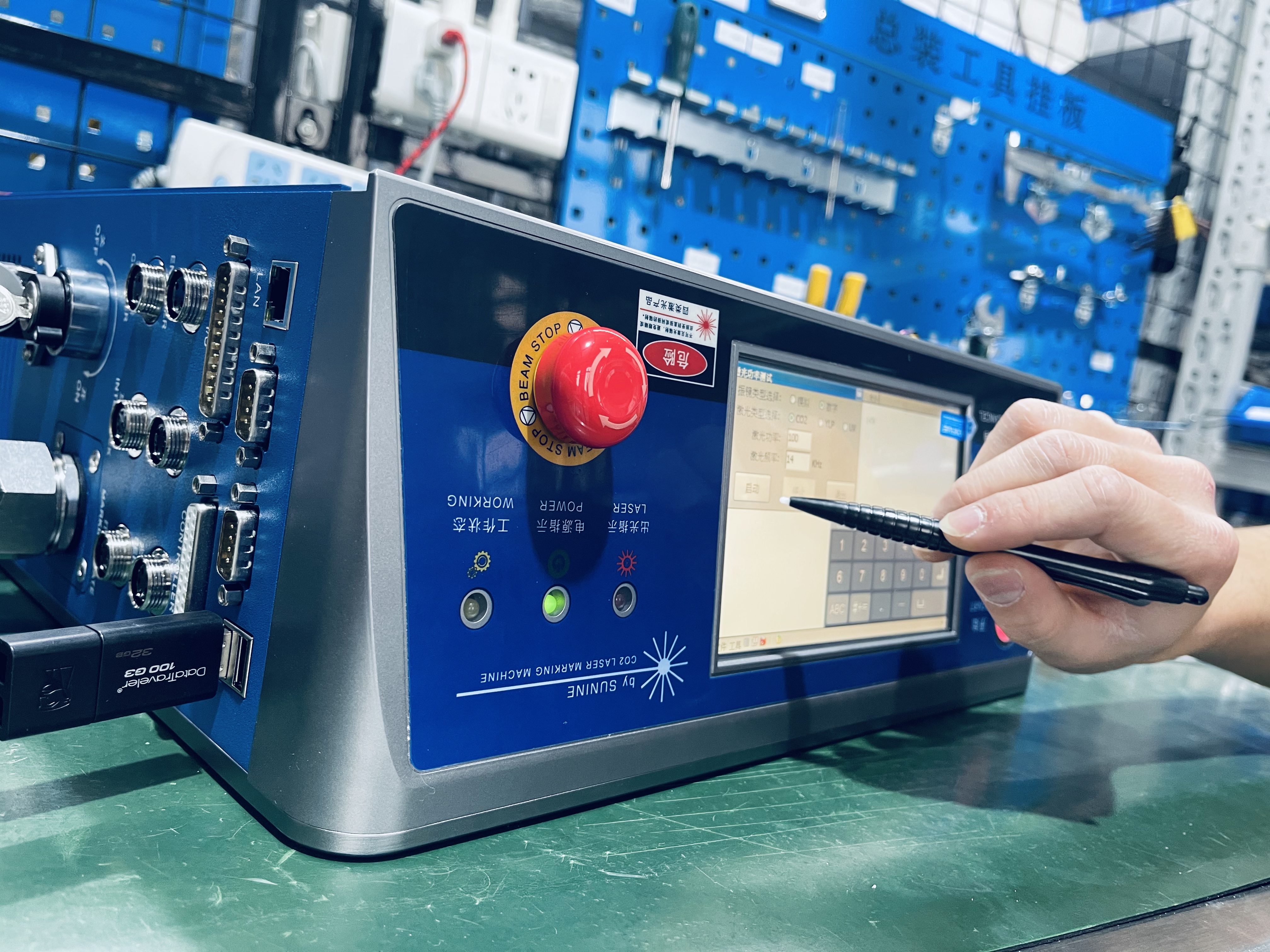 激光喷码具备更高的要求,激光喷码和激光打码