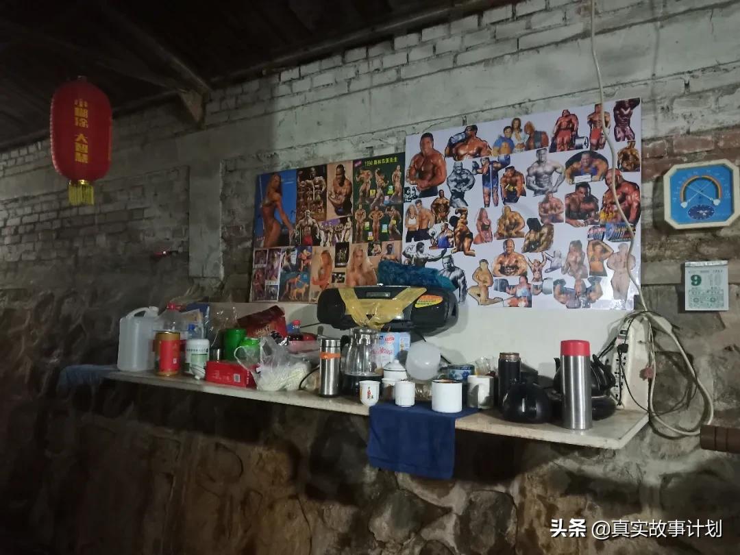 北京丰台，一群70岁的老年人在车棚里举铁