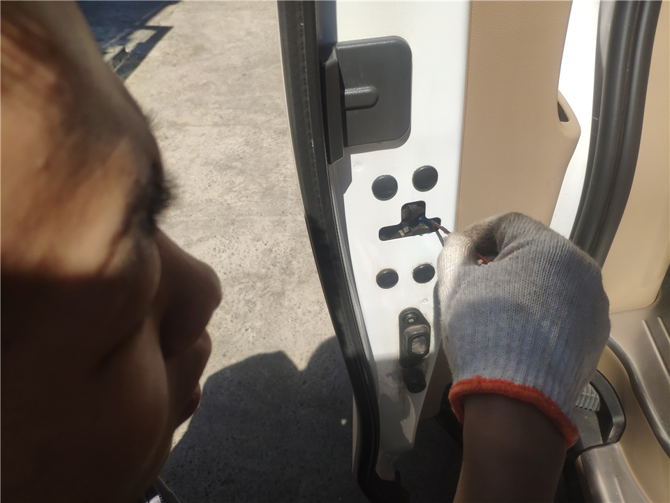 移门下轨异响怎么解决,中门松动异响解决方法