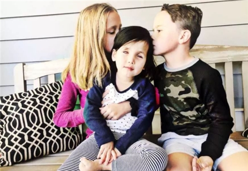 中国“蓝眼睛”女孩一出生就被抛弃,美国夫妇跨国领养,如今怎样