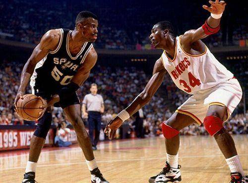 奥拉朱旺4大中锋,四大中锋之首奥拉朱旺到底有多强