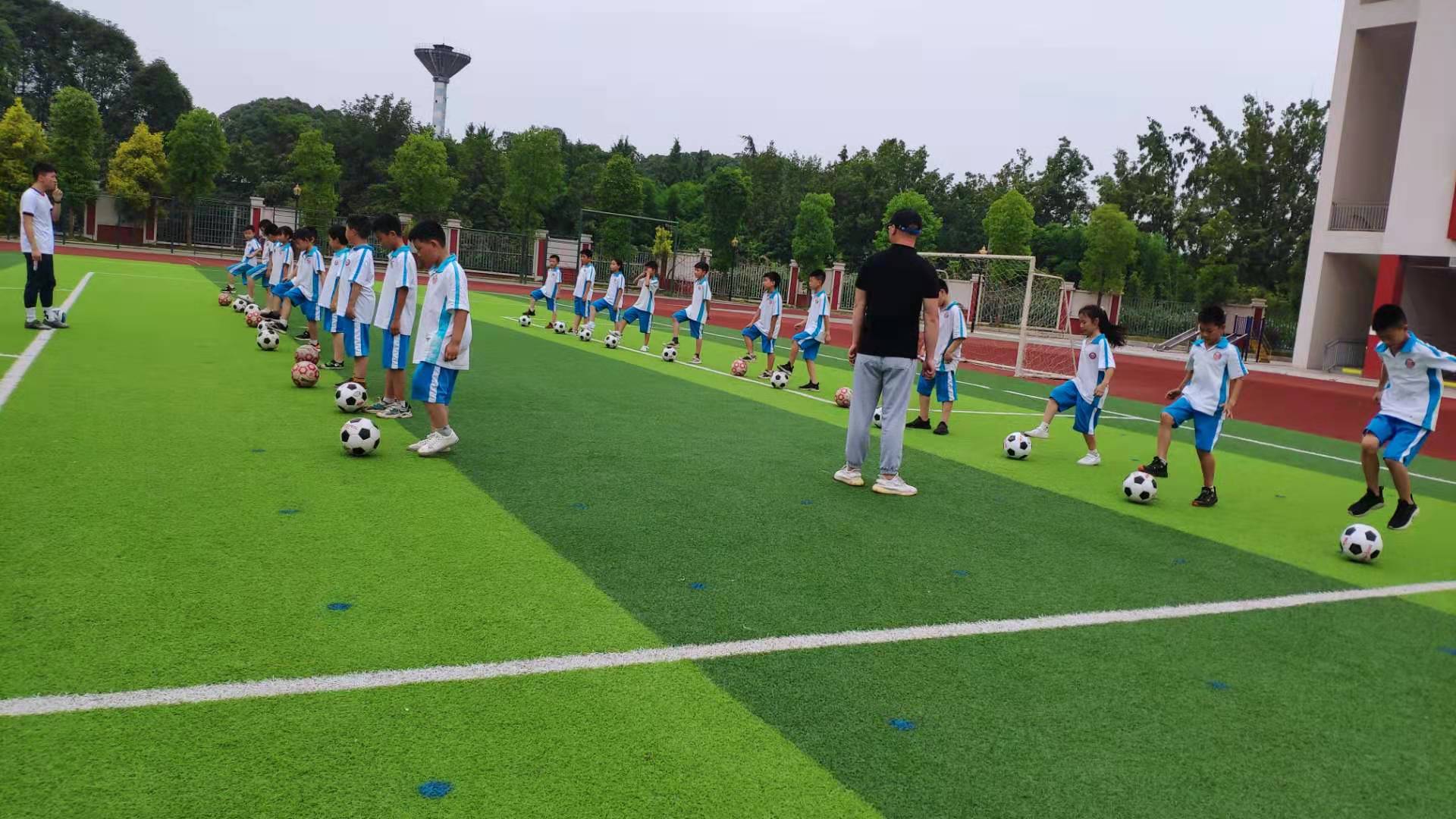 足球公益课走进简阳市新市小学