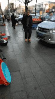 开心一刻gif下雨天,搞笑gif笑到肚子疼意外瞬间特辑