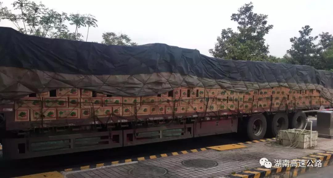 大件车拉多件物品上高速,厢式小货车拉西瓜