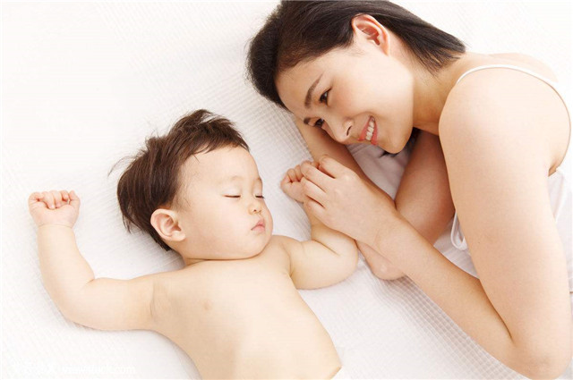 宝宝睡觉喜欢摸着妈妈的鼻子,宝宝为什么睡觉喜欢摸妈妈的脸