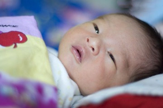 宝宝晚上老是哭闹睡不安稳怎么办,宝宝总是晚上不睡闹人怎么办