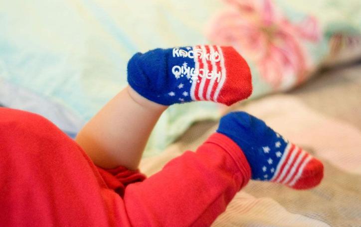 冬天宝宝睡觉穿什么不冻肚子,冬天宝宝穿不穿袜子