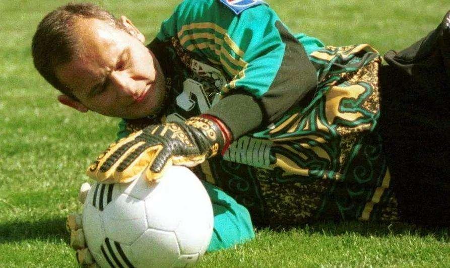 简直像开挂！门神一赛季仅丢13球，一己之力让中超再无外援门将