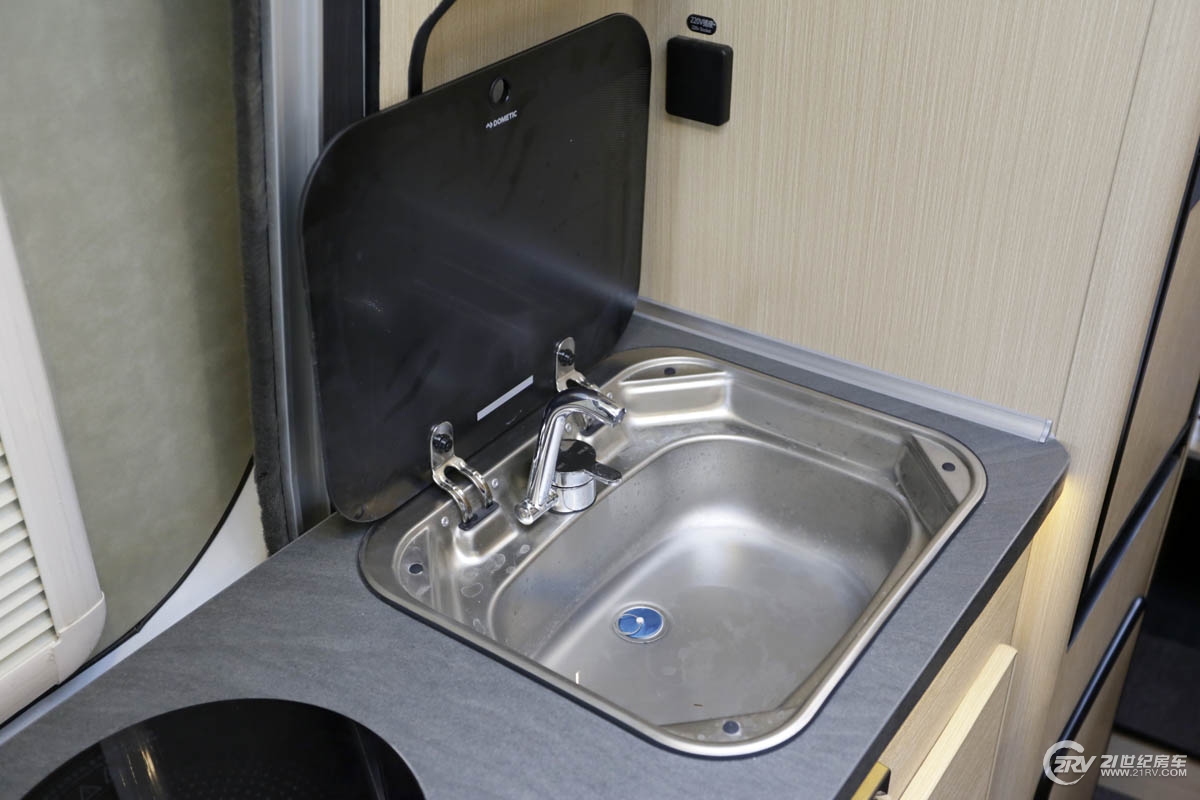 25万大通v90七座,大通v90自动挡5.95米长轴高顶房车