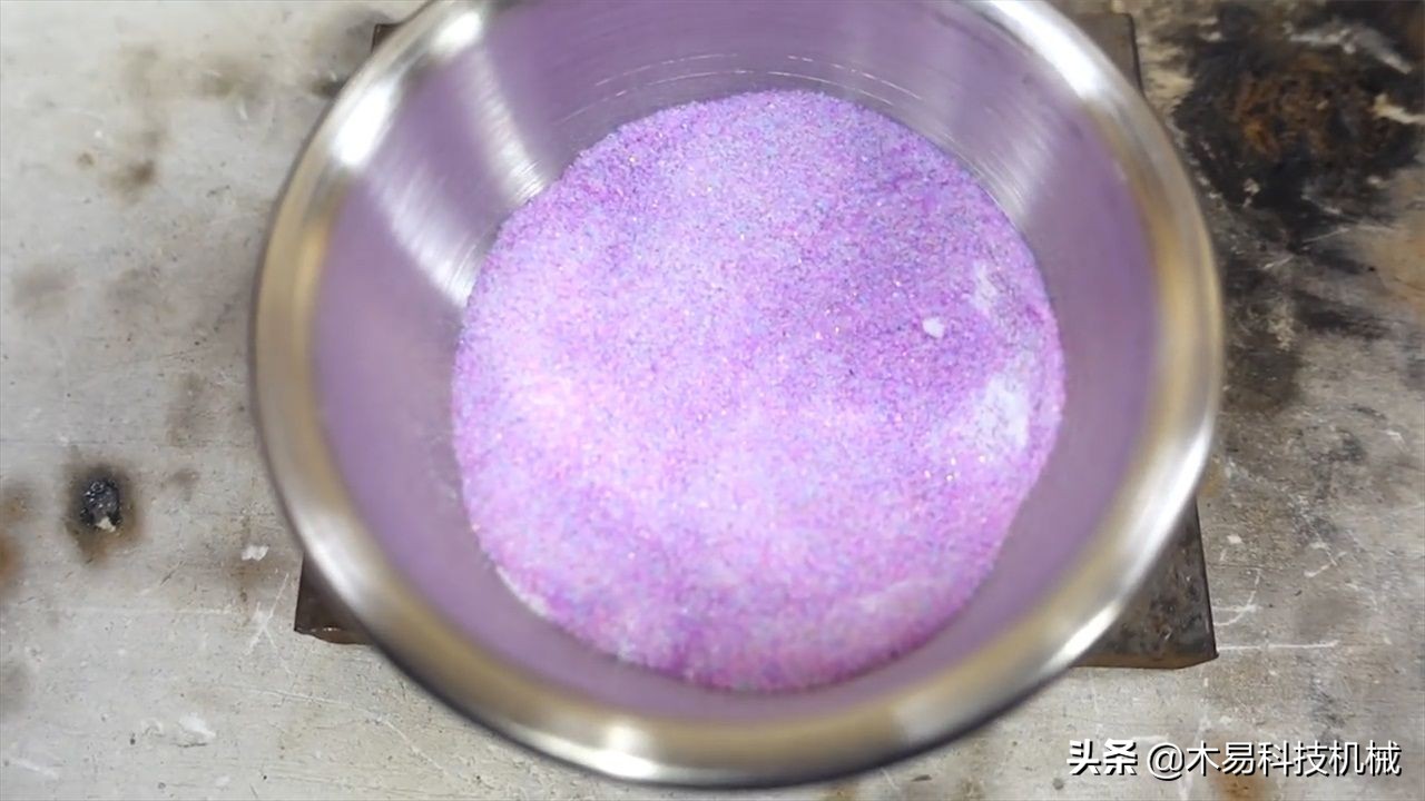 国外小哥亲身实验,将太空沙加热,结果发生了什么?