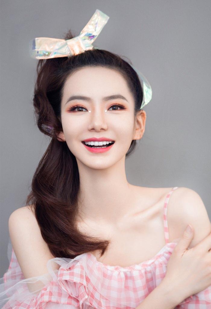 给你的衣服扎个“蝴蝶结”吧！气质甜美减龄，郑爽李沁也爱这么做