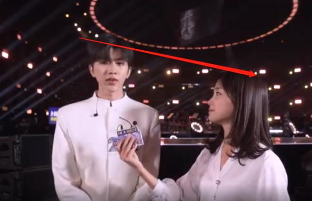 蔡徐坤王冰冰梦幻联动，身高差带来cp感，坤坤的害羞都在细节