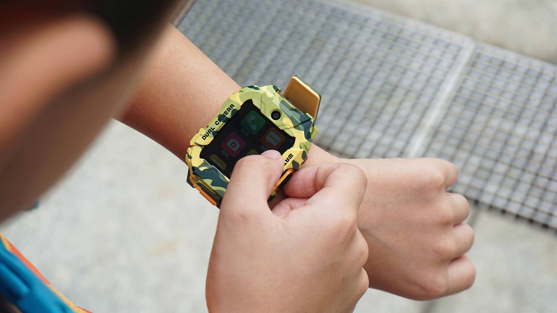 360又上新品，4G视频通话、3D立体定位，500万双摄