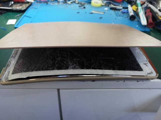 iPadAir2孩子不好好学习老爸怒摔看看能修复吗？