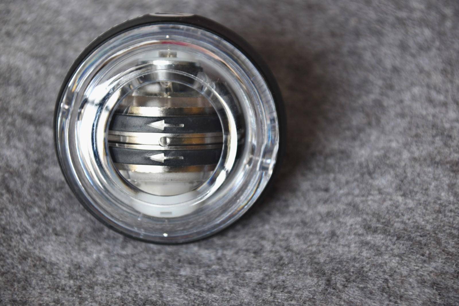 搬砖累了活动一下筋骨,搬砖别忘了运动