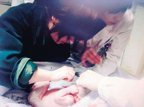 二胎生小孩发动前征兆,二胎孕妇在路上产子