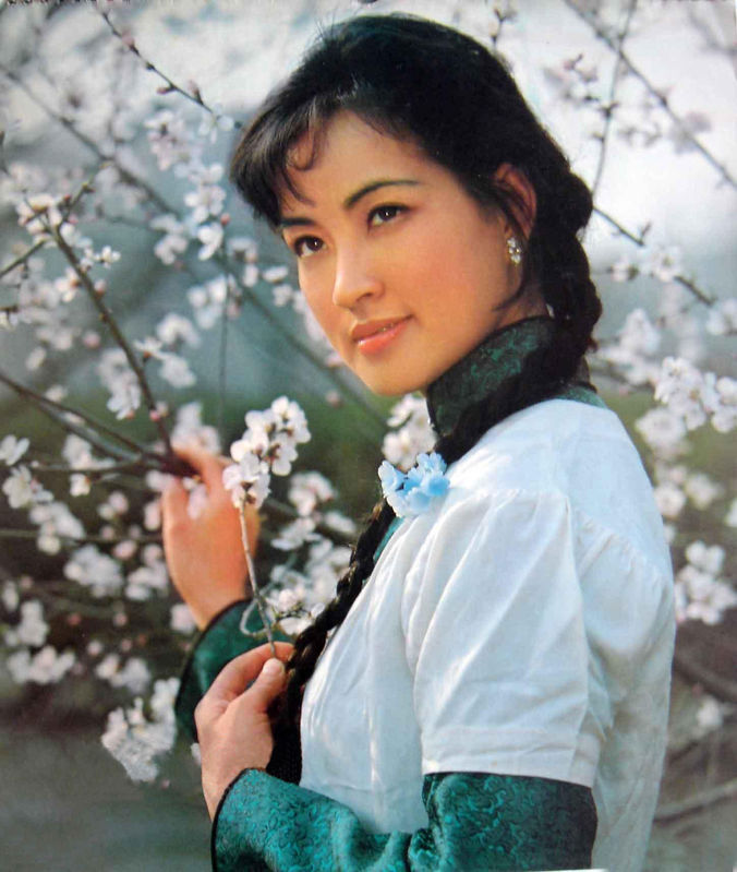 涉嫌*税偷**入狱,被保释出狱之后风采依旧,爱情事业双丰收