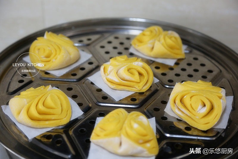 用筷子一卷的花卷,筷子压花卷做法