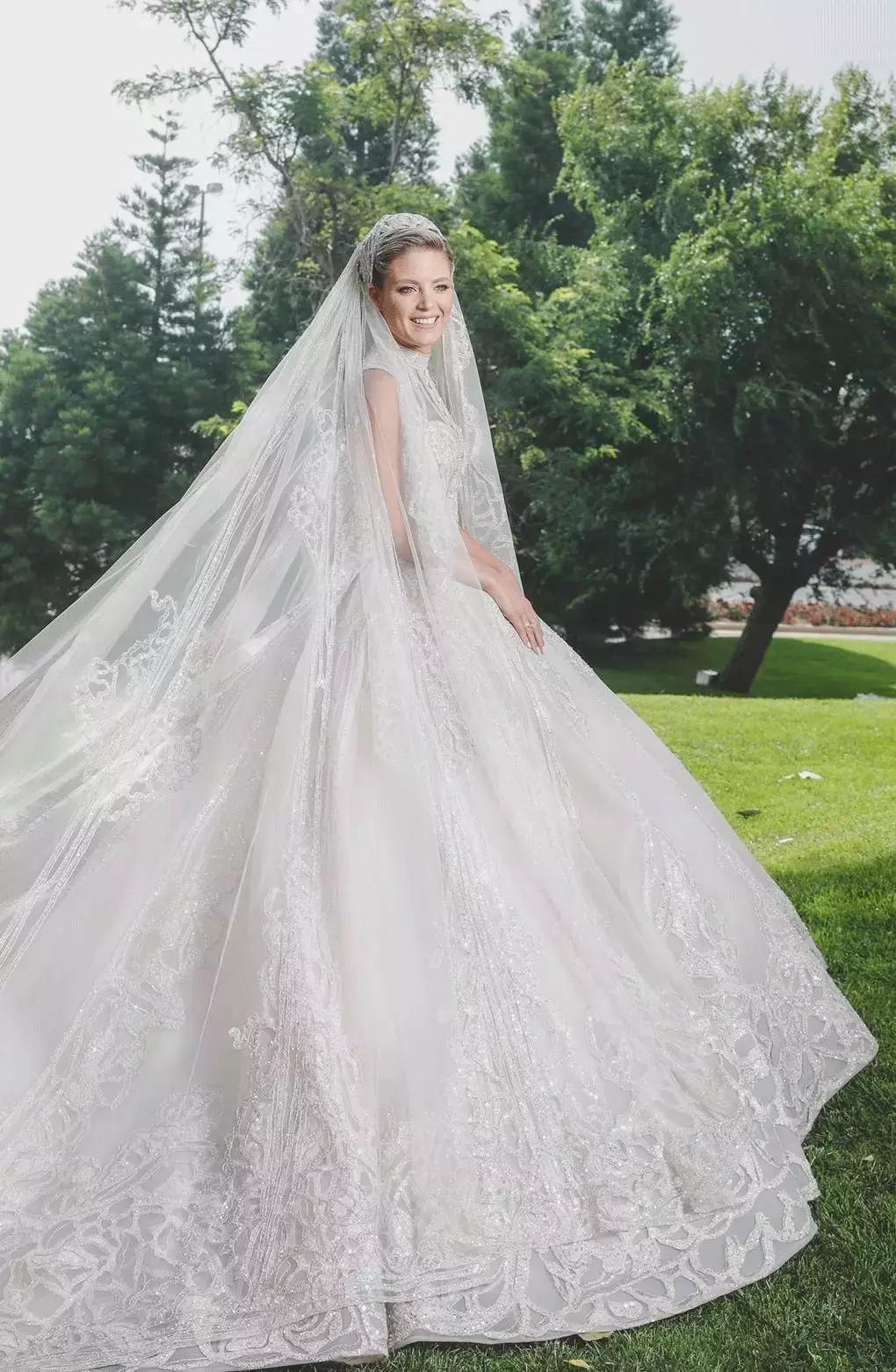 15万颗施华洛世奇水晶,eliesaab婚纱