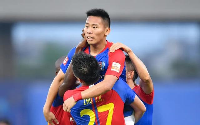 绿盲僧？59岁老帅不满判罚怒拍胸口：你摸摸良心