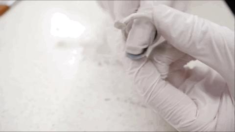 日本小哥用攒了一年的「指甲」给女友做了个钻戒？网友：妈呀变态