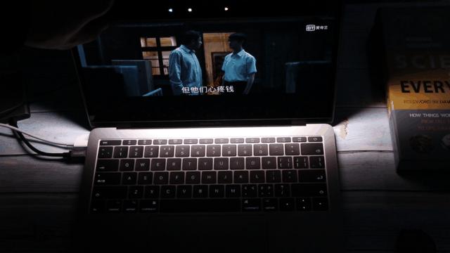 晚上看电脑觉得不舒服，试试这款