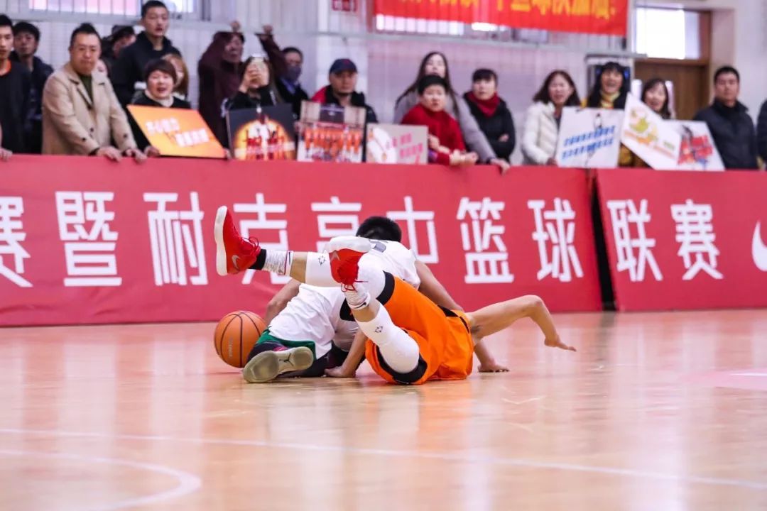 新·十六强齐亮相高中赛场见*力暴**隔扣丨18-19耐克高中联赛