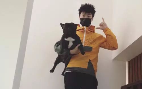 他是红花会的幕后“大管家”，音乐和生意做到了两开花