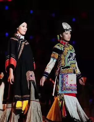 彝族民族服饰视频,彝族服饰惊艳