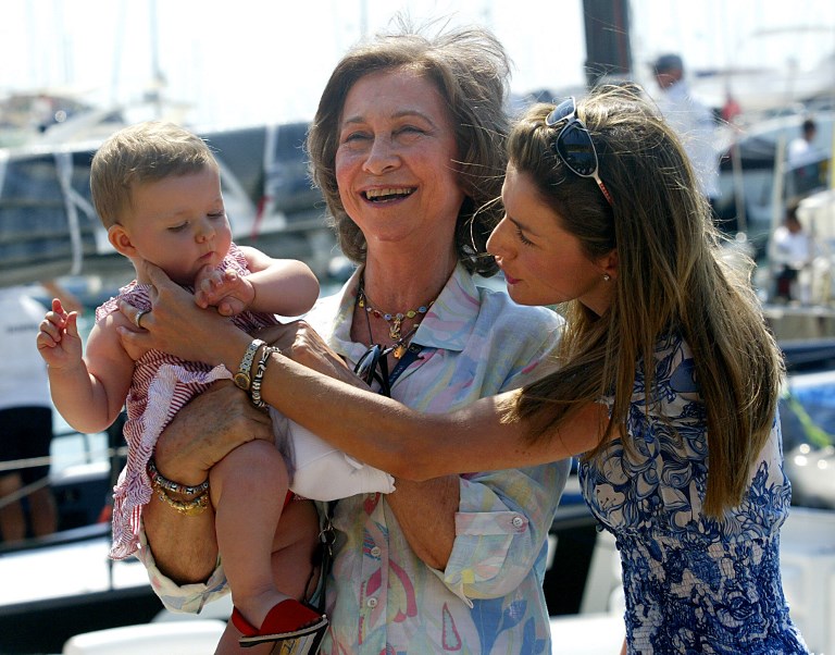 谁说莱蒂齐亚不爱珠宝？光是腕间都很精彩，最爱婆婆送的字母手链