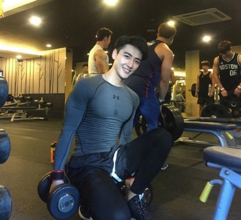 肩部松弛没气质怎么锻炼肩膀好看,什么动作可以肩部变窄