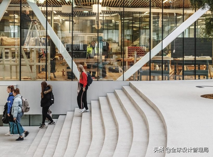 大雀巢格拉西尔学院进入法罗群岛起伏的景观