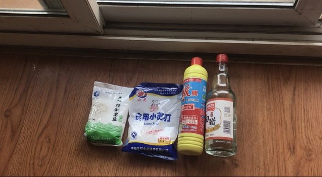 家政清洁常用玻璃清洁剂,家政公司用什么清洁剂洗玻璃