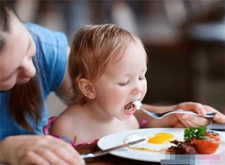 新生儿小腿弯曲脚内翻,新生儿小腿弯怎么矫正