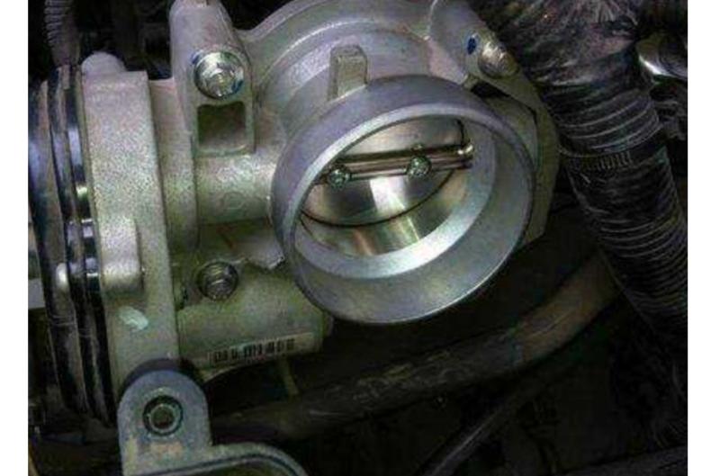 汽车节气门清洗能不能用风吹,汽车节气门能用柴油洗吗