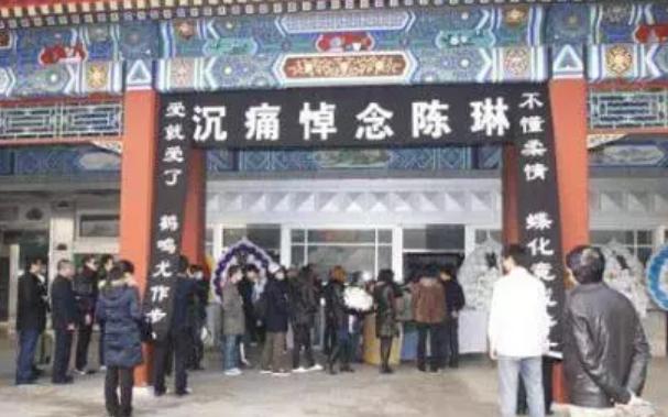 她23岁一曲成名，提携杨坤红过那英，两次被情所伤，39岁跳楼自杀