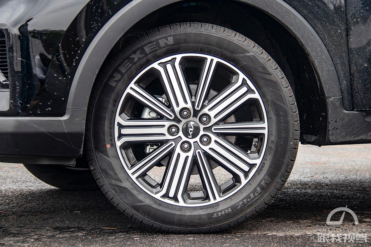 起亚智跑对比荣威rx5plus,起亚智跑对标车型