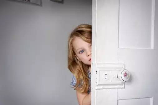 孩子看见陌生人不敢说话怎么办呢,小孩见到陌生人会害怕胆小怎么办