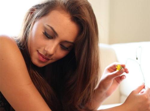 女朋友说她很生气如何高情商回复,女生说生气了我不认识你怎么回复