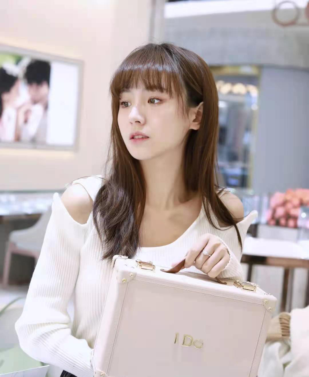 男士单身戒指戴左手还是右手,结婚男士戒指戴左手还是右手