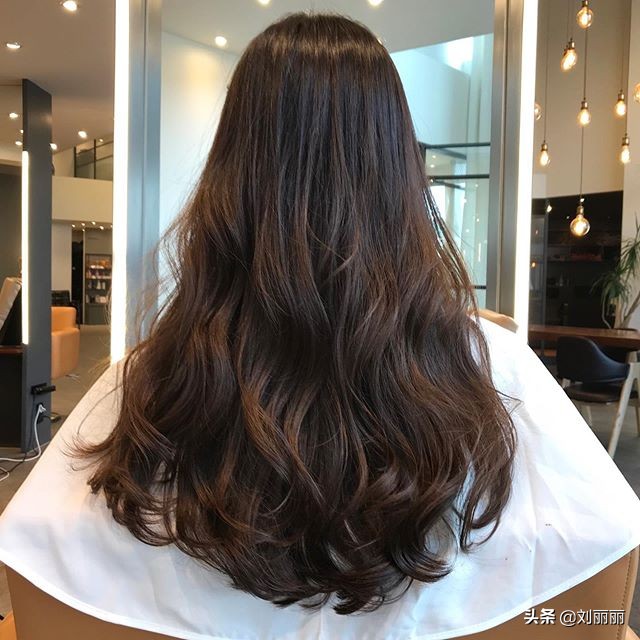 今年最流行羊毛卷中短发卷发,短发卷发推荐发量少羊毛卷