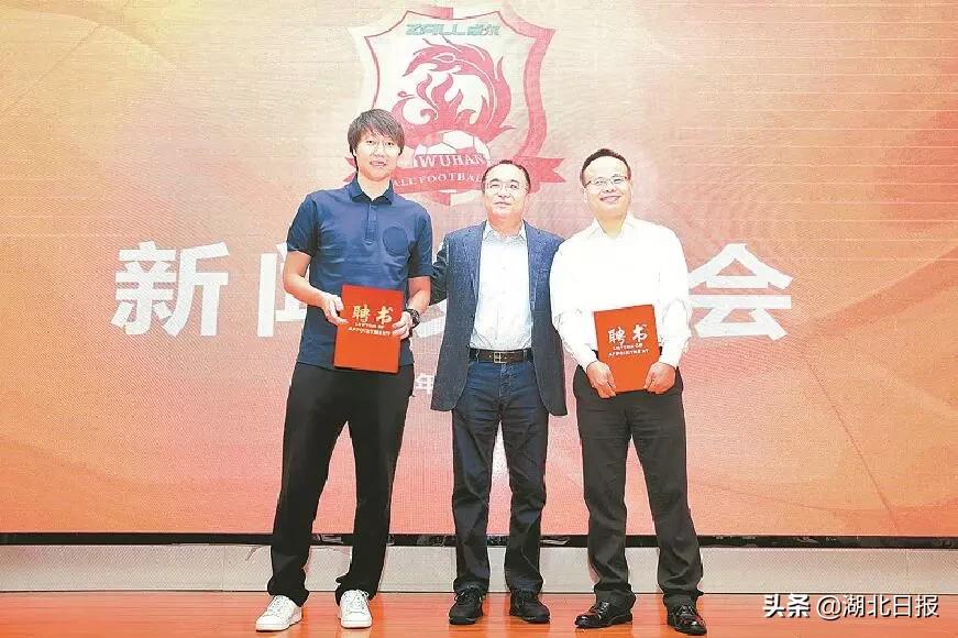 李铁任武汉卓尔主帅时曾怒推球童,国足主帅李铁签约至2026年