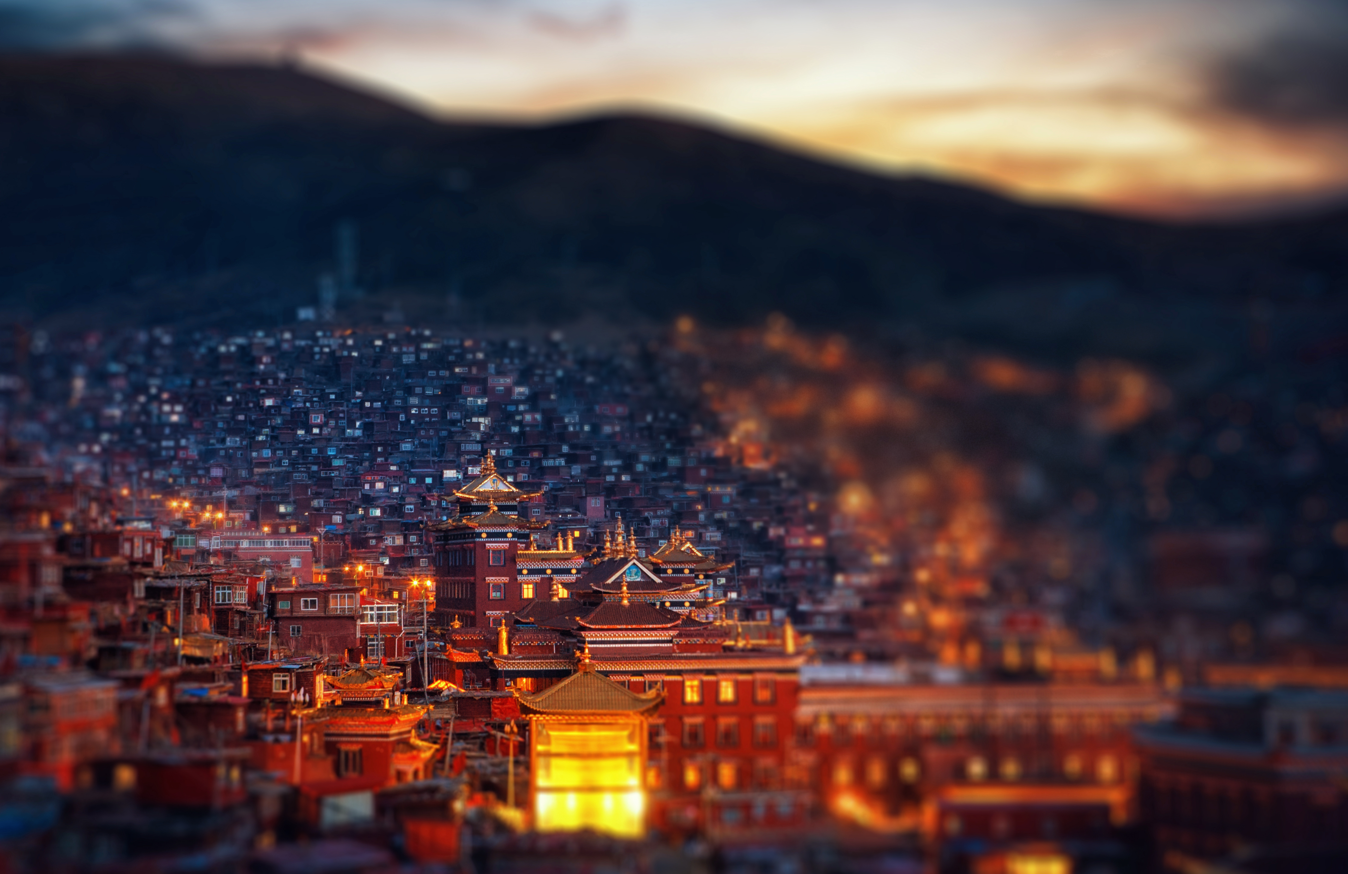 色达惊艳世界的佛国圣境,一身红衣隔红尘