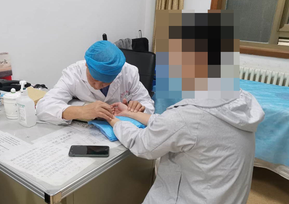 京城老中医提醒：黄腻苔不能以湿热一概而论，需用慧眼辨别虚实