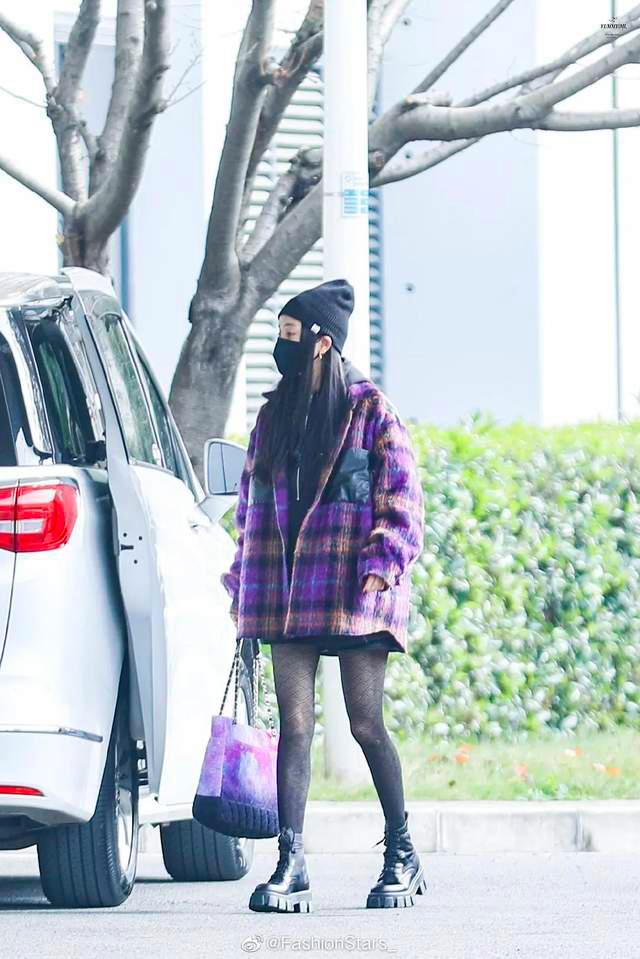 看何穗江疏影的穿搭,江疏影银色垫肩礼服