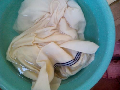 新衣服要不要洗了给孩子穿,小孩子买的新衣服必须要洗吗