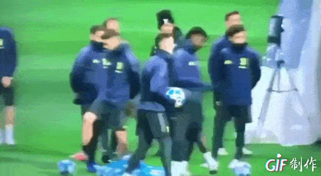 罗三岁训练场面,c罗三岁踢足球比赛