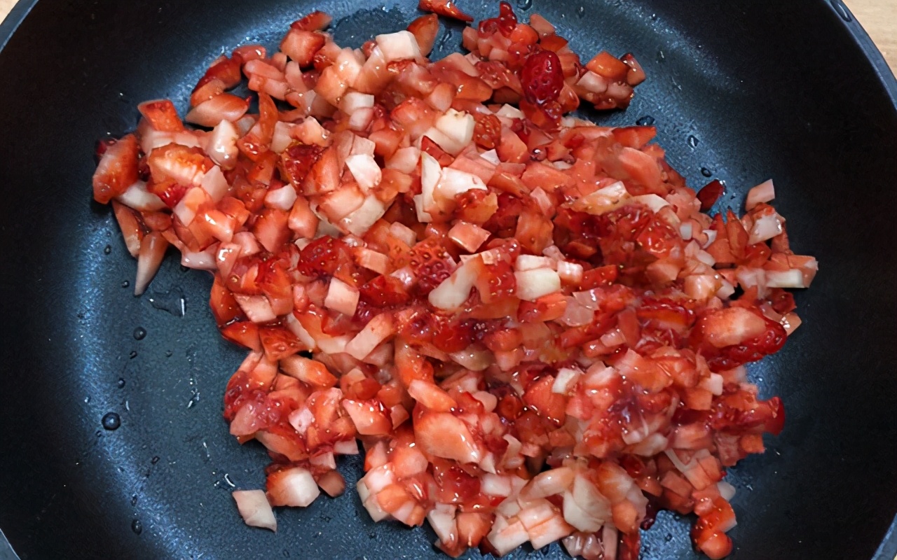 300克草莓用多少克糖制作草莓酱,草莓酱制作教程500克草莓加多少水