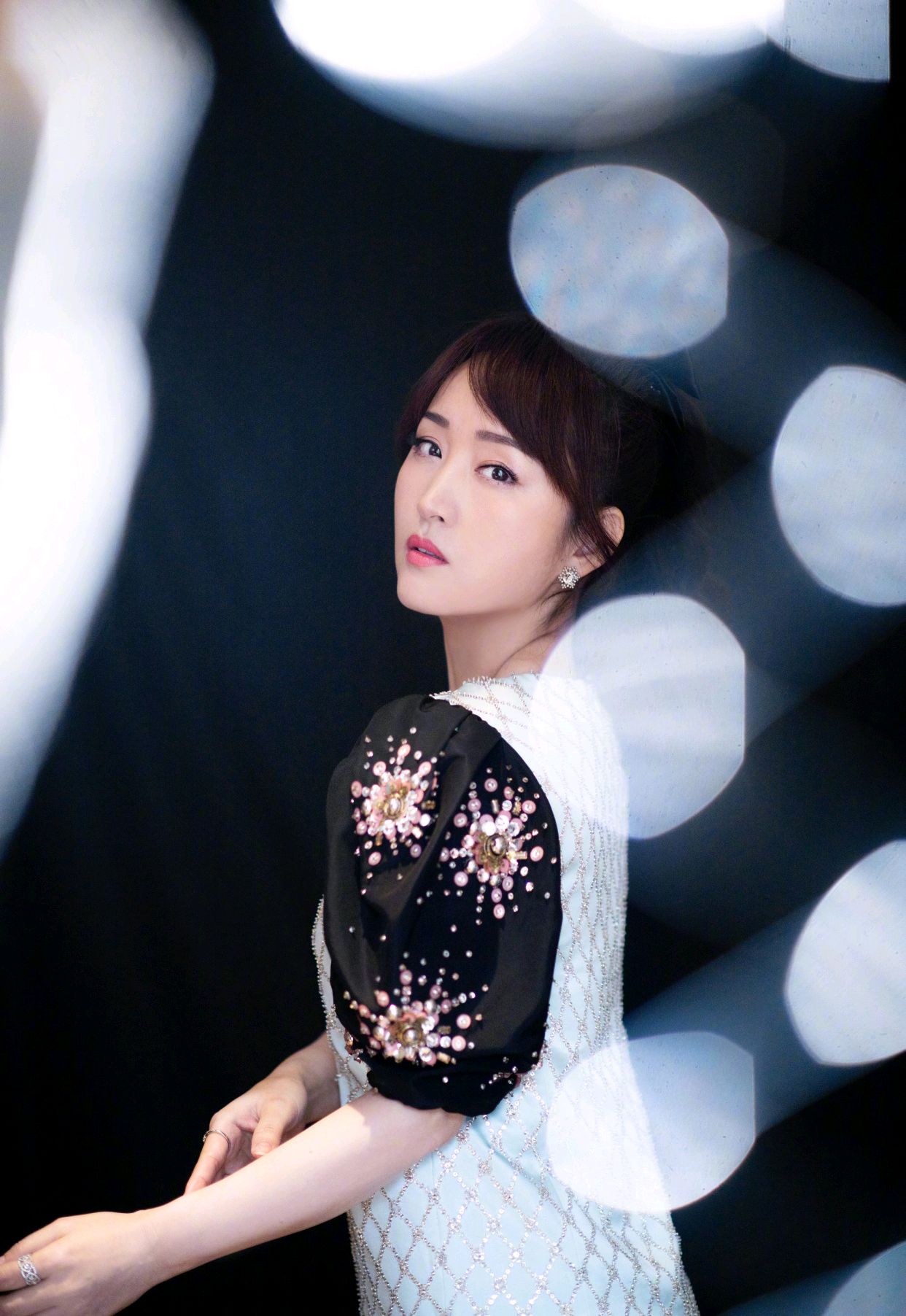 49岁的杨钰莹很有气质,杨钰莹一袭黄色连衣裙优雅温柔